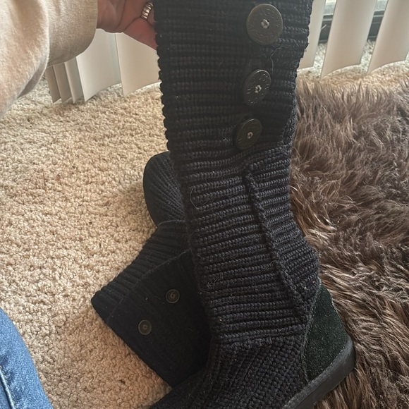 Uggs size 6. Classic cardigan boot - Picture 3 of 3